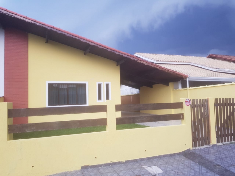 CASA COM 03 DORMITÓRIOS, SENDO